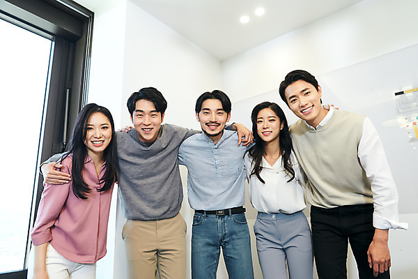 포토 JPG 여자 남자 회사 비즈니스 어깨동무 협력 직장 실내 서기 여러명 상반신 20대 성인 앞모습 30대 비즈니스라이프 사무실 한국인 업무 비즈니스맨 비즈니스우먼 회의실 창업 성인만 국내포토 라이프스타일 뷰포인트 포즈 다수 모션 사람 동양인 청년 내부 장년 작업 직장인 자영업 파일형식