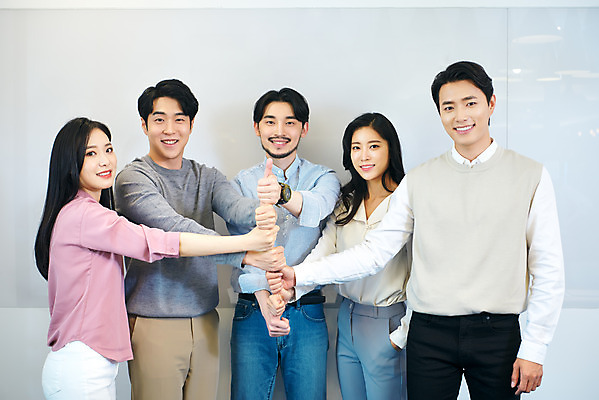 포토 JPG 여자 남자 회사 비즈니스 협력 직장 실내 서기 미소 여러명 상반신 20대 성인 앞모습 옆모습 30대 비즈니스라이프 사무실 쌓기 한국인 엄지손가락 최고 업무 비즈니스맨 비즈니스우먼 회의실 창업 성인만 국내포토 라이프스타일 뷰포인트 다수 손가락 모션 표정 사람 동양인 청년 내부 장년 작업 직장인 자영업 파일형식