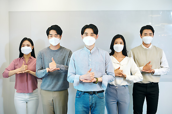 포토 JPG 여자 남자 회사 비즈니스 협력 직장 실내 마스크 서기 여러명 상반신 20대 성인 앞모습 30대 비즈니스라이프 사무실 한국인 업무 비즈니스맨 비즈니스우먼 회의실 창업 성인만 덕분에챌린지 챌린지 국내포토 라이프스타일 캠페인 뷰포인트 다수 모션 사람 동양인 청년 내부 장년 작업 직장인 자영업 파일형식