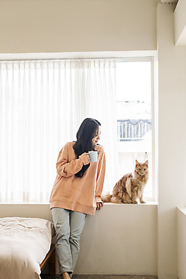 포토 JPG 전신 한마리 여자 실내 한명 서기 20대 앞모습 반려동물 고양이 기댐 화목 한국인 침대 커피잔 창가 즐거움 소통 반려 성인여자한명만 반려묘 펫팸족 메인쿤 국내포토 동물 1 감정 커피 뷰포인트 가구 컨셉 창문 포유류 모션 잔 사람 동양인 청년 내부 신조어 여자한명만 성인여자만 파일형식