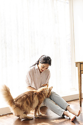 포토 JPG 전신 한마리 여자 실내 한명 앉기 20대 앞모습 반려동물 고양이 화목 한국인 창가 즐거움 소통 교감 반려 성인여자한명만 쓰다듬기 반려묘 펫팸족 메인쿤 국내포토 동물 1 감정 뷰포인트 컨셉 창문 포유류 모션 사람 동양인 청년 내부 신조어 여자한명만 성인여자만 파일형식