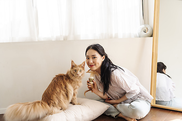 포토 JPG 전신 한마리 여자 놀이 실내 한명 앉기 20대 옆모습 반려동물 장난감 고양이 화목 거울 한국인 즐거움 소통 교감 반려 성인여자한명만 반려묘 펫팸족 메인쿤 국내포토 동물 1 감정 뷰포인트 컨셉 포유류 모션 사람 동양인 청년 내부 신조어 여자한명만 성인여자만 파일형식