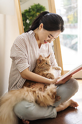 포토 JPG 전신 한마리 여자 안기 실내 한명 앉기 20대 옆모습 책 반려동물 독서 고양이 화목 한국인 즐거움 소통 반려 성인여자한명만 반려묘 펫팸족 메인쿤 국내포토 동물 1 감정 뷰포인트 컨셉 포유류 모션 사람 동양인 청년 내부 신조어 여자한명만 성인여자만 파일형식