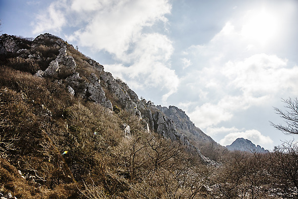 포토 JPG 주간 구름 여행 하늘 산 한국 풍경 사람없음 야외 관광지 바위 전라남도 해남 국내여행 달마산 달마고도 국내포토 자연요소 아시아 길 돌_바위 전라도 파일형식