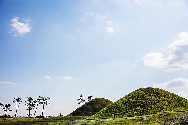 포토 JPG 주간 나무 구름 여행 하늘 한국 풍경 사람없음 야외 관광지 가을 무덤 경상북도 고분 국내여행 의성 금성산고분군 국내포토 자연요소 식물 계절 아시아 경상도 파일형식