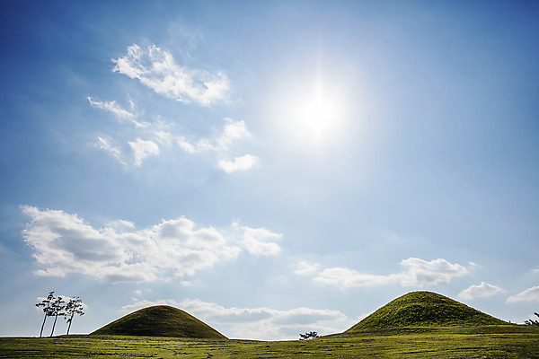 포토 JPG 주간 구름 여행 하늘 한국 풍경 사람없음 야외 관광지 햇빛 가을 무덤 경상북도 고분 국내여행 의성 금성산고분군 국내포토 자연요소 계절 아시아 태양 경상도 파일형식