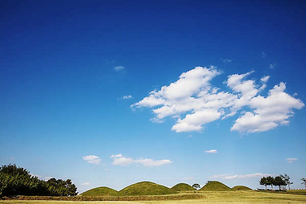 포토 JPG 주간 구름 여행 하늘 한국 풍경 사람없음 야외 관광지 가을 무덤 경상북도 고분 국내여행 의성 금성산고분군 국내포토 자연요소 계절 아시아 경상도 파일형식