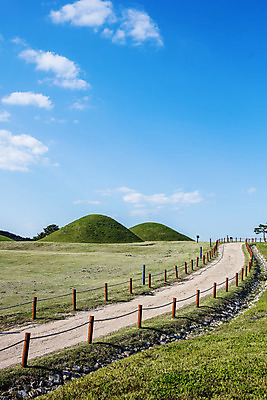 포토 JPG 주간 구름 여행 하늘 한국 풍경 사람없음 야외 관광지 가을 무덤 경상북도 고분 국내여행 의성 금성산고분군 국내포토 자연요소 계절 아시아 경상도 파일형식