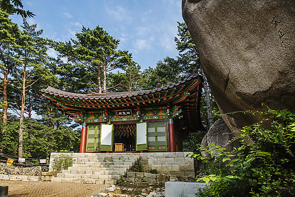 포토 JPG 주간 나무 여행 산 한국 국립공원 풍경 사람없음 야외 관광지 사찰 강원도 처마 국내여행 설악산 속초 신흥사 계조암 국내포토 자연요소 식물 공원 아시아 종교건축 암자 인제 파일형식