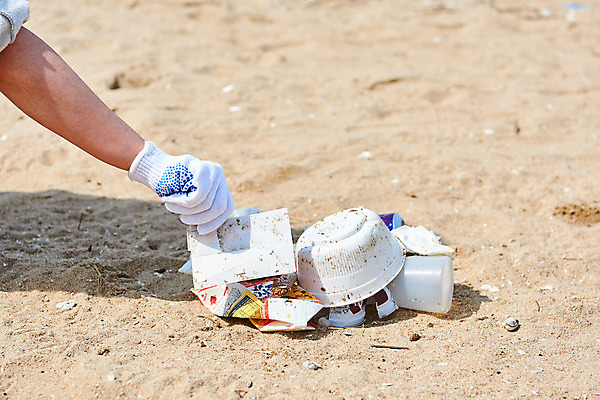 포토 JPG 주간 손 여자 모래 바다 자연 한명 20대 해변 야외 신체부위 자연보호 환경 그린캠페인 한국인 잡기 봉사 환경오염 오염 쓰레기 사회이슈 수질오염 해양쓰레기 왕산해수욕장 비치코밍 국내포토 자연요소 1 캠페인 컨셉 모션 사람 동양인 청년 도움 보호 해수욕장 생태계 인천 파일형식