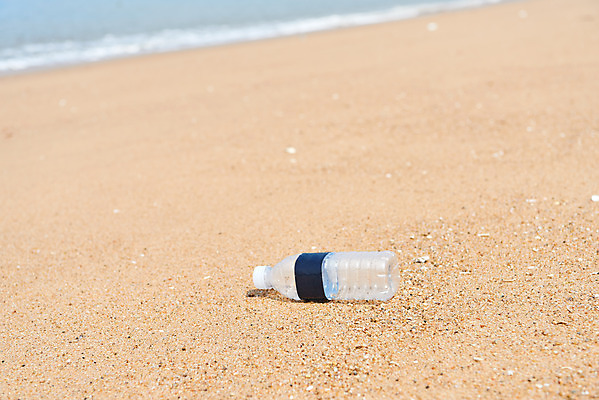 포토 JPG 주간 모래 바다 자연 해변 사람없음 야외 자연보호 환경 그린캠페인 환경오염 오염 쓰레기 사회이슈 페트병 수질오염 해양쓰레기 왕산해수욕장 국내포토 자연요소 캠페인 컨셉 보호 해수욕장 생태계 인천 병_담는 파일형식