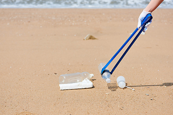 포토 JPG 주간 손 여자 모래 바다 자연 집게 한명 20대 해변 야외 신체부위 자연보호 환경 그린캠페인 한국인 잡기 봉사 환경오염 오염 쓰레기 사회이슈 페트병 수질오염 해양쓰레기 왕산해수욕장 비치코밍 국내포토 자연요소 1 캠페인 컨셉 모션 사람 동양인 청년 도움 보호 해수욕장 생태계 인천 병_담는 파일형식