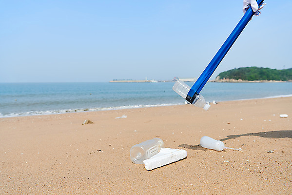 포토 JPG 주간 손 여자 모래 바다 자연 집게 한명 20대 해변 야외 신체부위 자연보호 환경 그린캠페인 한국인 잡기 봉사 환경오염 오염 쓰레기 사회이슈 페트병 수질오염 해양쓰레기 왕산해수욕장 비치코밍 국내포토 자연요소 1 캠페인 컨셉 모션 사람 동양인 청년 도움 보호 해수욕장 생태계 인천 병_담는 파일형식