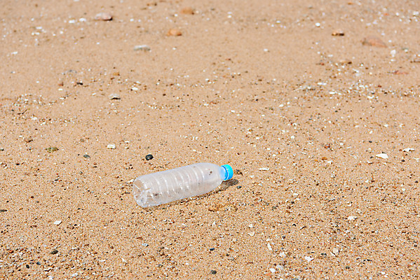 포토 JPG 주간 모래 바다 자연 해변 사람없음 야외 자연보호 환경 그린캠페인 환경오염 오염 쓰레기 사회이슈 페트병 수질오염 해양쓰레기 왕산해수욕장 국내포토 자연요소 캠페인 컨셉 보호 해수욕장 생태계 인천 병_담는 파일형식
