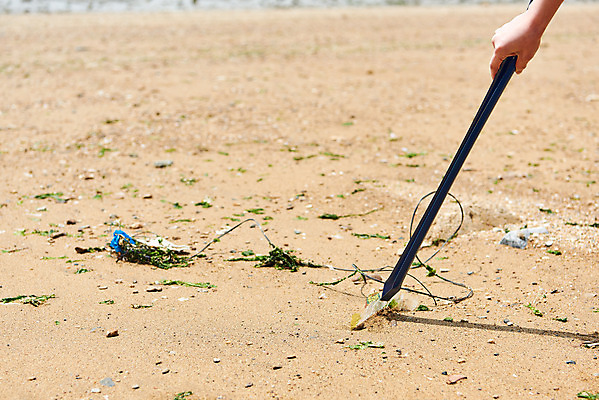 포토 JPG 주간 손 여자 모래 바다 자연 집게 한명 20대 해변 야외 신체부위 자연보호 환경 그린캠페인 한국인 잡기 봉사 환경오염 오염 쓰레기 사회이슈 수질오염 화성시 해양쓰레기 궁평해수욕장 비치코밍 국내포토 자연요소 1 캠페인 컨셉 모션 사람 동양인 청년 도움 보호 해수욕장 생태계 경기도 화성_경기도 파일형식