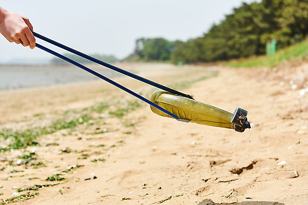 포토 JPG 주간 손 여자 모래 바다 자연 집게 한명 20대 해변 야외 신체부위 자연보호 환경 그린캠페인 한국인 잡기 봉사 환경오염 오염 쓰레기 사회이슈 수질오염 화성시 해양쓰레기 궁평해수욕장 비치코밍 국내포토 자연요소 1 캠페인 컨셉 모션 사람 동양인 청년 도움 보호 해수욕장 생태계 경기도 화성_경기도 파일형식
