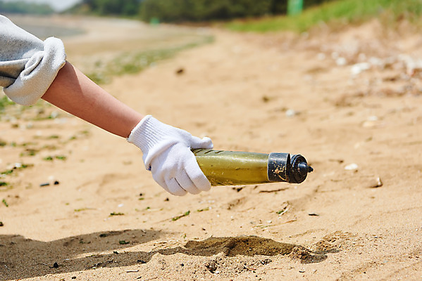 포토 JPG 주간 손 여자 모래 바다 자연 한명 20대 해변 야외 신체부위 자연보호 환경 그린캠페인 한국인 잡기 봉사 환경오염 오염 쓰레기 사회이슈 수질오염 화성시 해양쓰레기 궁평해수욕장 비치코밍 국내포토 자연요소 1 캠페인 컨셉 모션 사람 동양인 청년 도움 보호 해수욕장 생태계 경기도 화성_경기도 파일형식