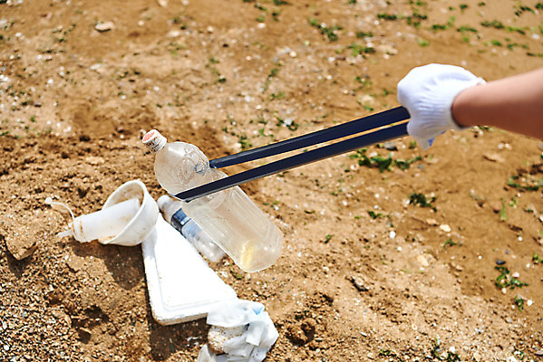 포토 JPG 주간 손 여자 모래 바다 자연 집게 한명 20대 해변 야외 신체부위 자연보호 환경 그린캠페인 한국인 잡기 봉사 환경오염 오염 쓰레기 사회이슈 페트병 수질오염 스티로폼 화성시 해양쓰레기 궁평해수욕장 비치코밍 국내포토 자연요소 1 캠페인 컨셉 모션 사람 동양인 청년 도움 보호 해수욕장 생태계 경기도 화성_경기도 병_담는 파일형식