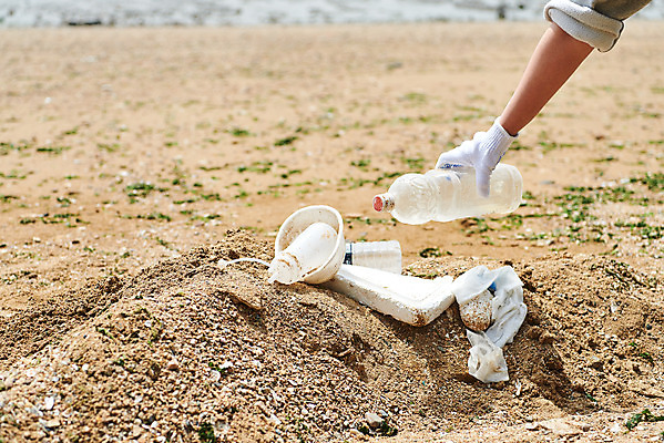 포토 JPG 주간 손 여자 모래 바다 자연 한명 20대 해변 야외 신체부위 자연보호 환경 그린캠페인 한국인 잡기 봉사 환경오염 오염 쓰레기 사회이슈 페트병 수질오염 스티로폼 화성시 해양쓰레기 궁평해수욕장 비치코밍 국내포토 자연요소 1 캠페인 컨셉 모션 사람 동양인 청년 도움 보호 해수욕장 생태계 경기도 화성_경기도 병_담는 파일형식