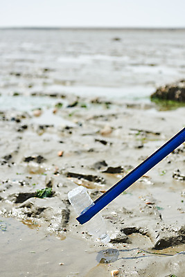 포토 JPG 주간 모래 바다 자연 집게 해변 사람없음 야외 자연보호 환경 그린캠페인 봉사 환경오염 오염 쓰레기 사회이슈 페트병 갯벌 수질오염 화성시 해양쓰레기 궁평해수욕장 국내포토 자연요소 캠페인 컨셉 도움 보호 해수욕장 생태계 경기도 화성_경기도 병_담는 파일형식