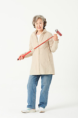 포토 JPG 스튜디오촬영 전신 여자 노년 할머니 스포츠 실내 건강 한명 서기 들기 경기 앞모습 실버라이프 운동 건강관리 한국인 60대 즐거움 흰배경 게이트볼 노인여자한명만 오팔세대 액티브시니어 국내포토 1 라이프스타일 감정 뷰포인트 백그라운드 모션 관리 사람 동양인 성인 내부 구기 흰색 세대 여자한명만 노인여자만 파일형식