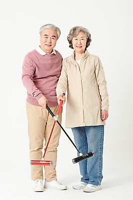 포토 JPG 스튜디오촬영 전신 여자 노년 남자 스포츠 가족 실내 건강 서기 들기 경기 두명 앞모습 실버라이프 운동 건강관리 노부부 한국인 60대 즐거움 흰배경 게이트볼 노인만 오팔세대 액티브시니어 국내포토 라이프스타일 부부 감정 뷰포인트 백그라운드 관계 모션 관리 사람 동양인 성인 내부 구기 흰색 세대 성인만 파일형식