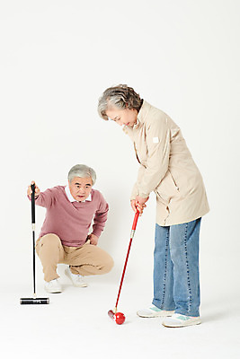 포토 JPG 스튜디오촬영 전신 여자 노년 남자 스포츠 가족 실내 건강 서기 경기 두명 앞모습 옆모습 실버라이프 운동 건강관리 노부부 한국인 60대 즐거움 흰배경 게이트볼 노인만 오팔세대 액티브시니어 국내포토 라이프스타일 부부 감정 뷰포인트 백그라운드 관계 모션 관리 사람 동양인 성인 내부 구기 흰색 세대 성인만 파일형식