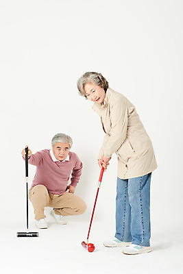 포토 JPG 스튜디오촬영 전신 여자 노년 남자 스포츠 가족 실내 건강 서기 경기 두명 앞모습 옆모습 실버라이프 운동 건강관리 노부부 한국인 60대 즐거움 흰배경 게이트볼 노인만 오팔세대 액티브시니어 국내포토 라이프스타일 부부 감정 뷰포인트 백그라운드 관계 모션 관리 사람 동양인 성인 내부 구기 흰색 세대 성인만 파일형식