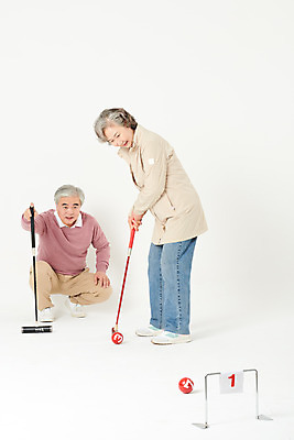 포토 JPG 스튜디오촬영 전신 여자 노년 남자 스포츠 가족 실내 건강 서기 경기 두명 앞모습 옆모습 실버라이프 운동 건강관리 노부부 한국인 60대 즐거움 흰배경 게이트볼 노인만 오팔세대 액티브시니어 국내포토 라이프스타일 부부 감정 뷰포인트 백그라운드 관계 모션 관리 사람 동양인 성인 내부 구기 흰색 세대 성인만 파일형식