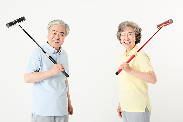 포토 JPG 스튜디오촬영 여자 노년 남자 스포츠 가족 실내 건강 서기 경기 상반신 두명 옆모습 실버라이프 운동 건강관리 노부부 한국인 60대 즐거움 흰배경 게이트볼 노인만 오팔세대 액티브시니어 국내포토 라이프스타일 부부 감정 뷰포인트 백그라운드 관계 모션 관리 사람 동양인 성인 내부 구기 흰색 세대 성인만 파일형식