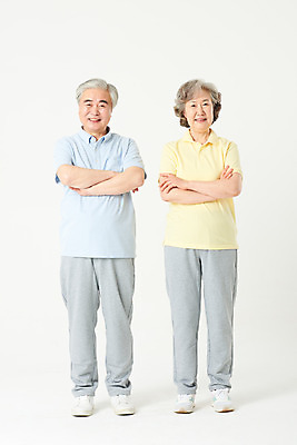 포토 JPG 스튜디오촬영 전신 여자 노년 남자 가족 실내 건강 서기 두명 앞모습 실버라이프 운동복 운동 건강관리 팔짱 노부부 한국인 60대 즐거움 흰배경 노인만 오팔세대 액티브시니어 국내포토 라이프스타일 부부 옷 감정 뷰포인트 백그라운드 관계 모션 관리 사람 동양인 성인 내부 흰색 세대 성인만 파일형식