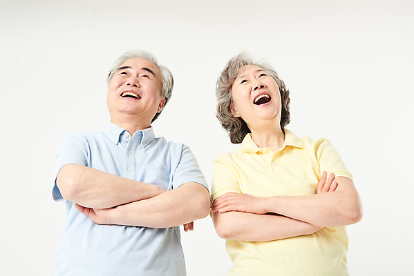 포토 JPG 스튜디오촬영 여자 노년 남자 로우앵글 가족 실내 건강 서기 상반신 두명 앞모습 실버라이프 운동복 운동 건강관리 노부부 한국인 60대 즐거움 흰배경 노인만 오팔세대 액티브시니어 국내포토 라이프스타일 부부 옷 감정 뷰포인트 백그라운드 관계 모션 관리 사람 동양인 성인 내부 흰색 세대 성인만 파일형식