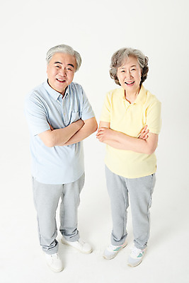 포토 JPG 스튜디오촬영 전신 여자 노년 남자 가족 실내 건강 서기 두명 앞모습 실버라이프 운동복 하이앵글 운동 건강관리 팔짱 노부부 한국인 60대 즐거움 흰배경 노인만 오팔세대 액티브시니어 국내포토 라이프스타일 부부 옷 감정 뷰포인트 백그라운드 관계 모션 관리 사람 동양인 성인 내부 흰색 세대 성인만 파일형식