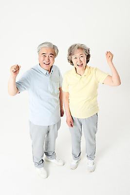 포토 JPG 스튜디오촬영 전신 여자 노년 남자 가족 실내 건강 서기 미소 두명 앞모습 실버라이프 운동복 하이앵글 운동 건강관리 노부부 파이팅 한국인 60대 즐거움 흰배경 노인만 오팔세대 액티브시니어 국내포토 라이프스타일 부부 옷 감정 뷰포인트 백그라운드 관계 모션 표정 관리 사람 동양인 성인 내부 흰색 세대 성인만 파일형식