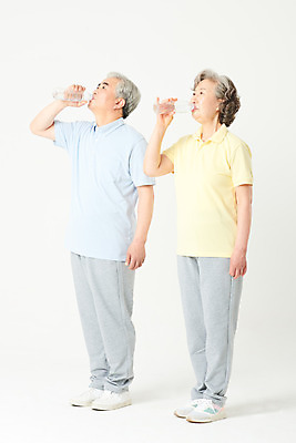 포토 JPG 스튜디오촬영 전신 여자 노년 남자 가족 실내 건강 서기 두명 옆모습 물 실버라이프 운동복 운동 건강관리 노부부 한국인 60대 수분 물병 즐거움 흰배경 물마시기 노인만 오팔세대 액티브시니어 국내포토 자연요소 라이프스타일 부부 옷 감정 뷰포인트 백그라운드 관계 모션 관리 사람 동양인 성인 내부 마시기 흰색 물통 세대 성인만 파일형식