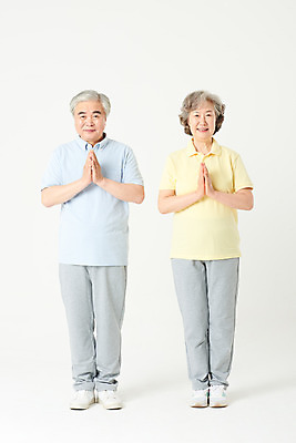 포토 JPG 스튜디오촬영 전신 여자 노년 남자 요가 가족 실내 건강 서기 두명 앞모습 실버라이프 운동복 운동 건강관리 노부부 한국인 60대 즐거움 흰배경 손모으기 노인만 오팔세대 액티브시니어 국내포토 라이프스타일 웰빙 부부 옷 감정 뷰포인트 백그라운드 관계 모션 관리 사람 동양인 손짓 성인 내부 흰색 세대 성인만 파일형식