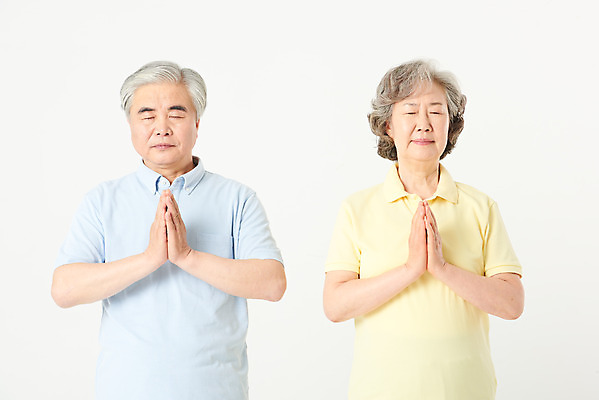 포토 JPG 스튜디오촬영 여자 노년 남자 요가 가족 실내 건강 서기 상반신 두명 앞모습 실버라이프 운동복 운동 건강관리 노부부 한국인 60대 즐거움 흰배경 노인만 오팔세대 액티브시니어 국내포토 라이프스타일 웰빙 부부 옷 감정 뷰포인트 백그라운드 관계 모션 관리 사람 동양인 성인 내부 흰색 세대 성인만 파일형식