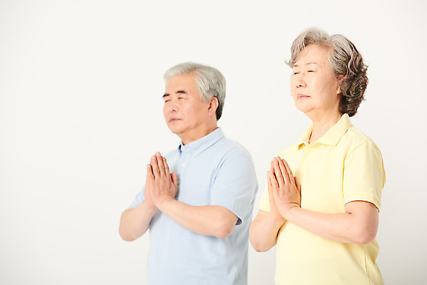 포토 JPG 스튜디오촬영 여자 노년 남자 요가 가족 실내 건강 서기 상반신 두명 옆모습 실버라이프 운동복 운동 건강관리 노부부 한국인 60대 즐거움 흰배경 노인만 오팔세대 액티브시니어 국내포토 라이프스타일 웰빙 부부 옷 감정 뷰포인트 백그라운드 관계 모션 관리 사람 동양인 성인 내부 흰색 세대 성인만 파일형식