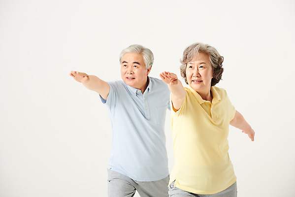 포토 JPG 스튜디오촬영 여자 노년 남자 요가 가족 실내 건강 서기 상반신 두명 옆모습 실버라이프 운동복 운동 건강관리 노부부 한국인 60대 즐거움 흰배경 노인만 오팔세대 액티브시니어 국내포토 라이프스타일 웰빙 부부 옷 감정 뷰포인트 백그라운드 관계 모션 관리 사람 동양인 성인 내부 흰색 세대 성인만 파일형식