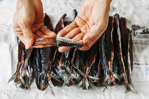 포토 JPG 주간 손 들기 야외 신체부위 경상북도 해산물 과메기 구룡포 꽁치 제철 포항 제철음식 국내포토 자연요소 음식 모션 어류 사람 경상도 파일형식