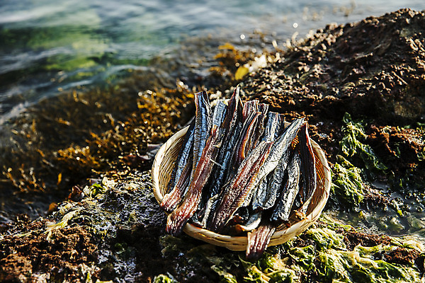 포토 JPG 주간 바다 여행 건조 한국 풍경 사람없음 야외 바구니 경상북도 해산물 담기 특산물 과메기 구룡포 국내여행 꽁치 제철 포항 제철음식 국내포토 자연요소 아시아 음식 모션 어류 경상도 파일형식