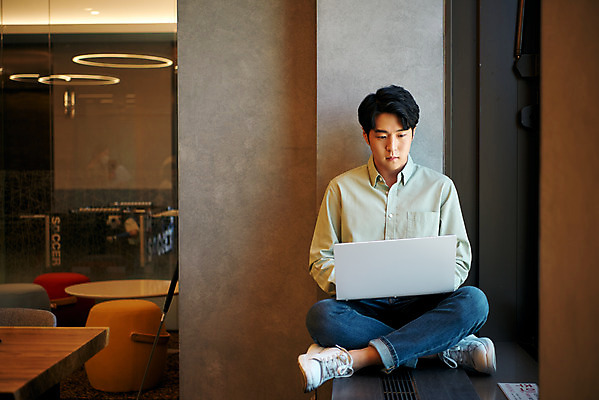 포토 JPG 전신 남자 회사 비즈니스 직장 실내 한명 앉기 20대 성인 앞모습 노트북 사무실 한국인 업무 비즈니스맨 라운지 집중 창업 워커홀릭 성인남자한명만 국내포토 1 뷰포인트 컨셉 모션 사람 동양인 청년 내부 전자제품 작업 직장인 자영업 남자한명만 성인남자만 파일형식