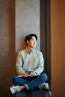 포토 JPG 전신 응시 남자 회사 비즈니스 휴식 직장 실내 한명 앉기 20대 성인 앞모습 노트북 사무실 한국인 업무 비즈니스맨 라운지 창업 성인남자한명만 국내포토 1 시선 뷰포인트 컨셉 모션 사람 동양인 청년 내부 전자제품 작업 직장인 자영업 남자한명만 성인남자만 파일형식