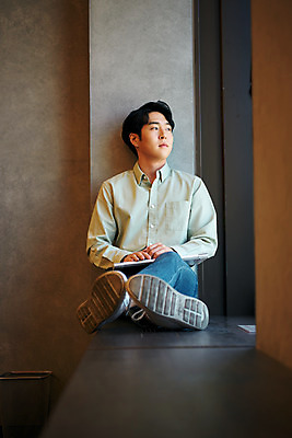 포토 JPG 전신 응시 남자 회사 비즈니스 휴식 직장 실내 한명 앉기 20대 성인 앞모습 노트북 사무실 한국인 업무 비즈니스맨 라운지 창업 성인남자한명만 국내포토 1 시선 뷰포인트 컨셉 모션 사람 동양인 청년 내부 전자제품 작업 직장인 자영업 남자한명만 성인남자만 파일형식