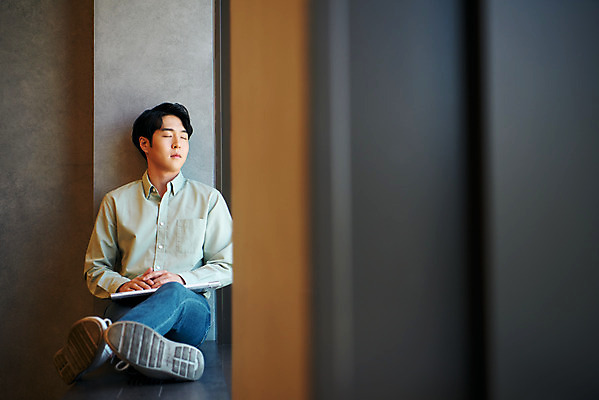 포토 JPG 전신 남자 회사 비즈니스 휴식 직장 실내 한명 앉기 20대 성인 앞모습 노트북 사무실 눈감음 한국인 업무 비즈니스맨 라운지 창업 성인남자한명만 국내포토 1 뷰포인트 컨셉 모션 사람 동양인 청년 내부 전자제품 작업 직장인 자영업 남자한명만 성인남자만 파일형식