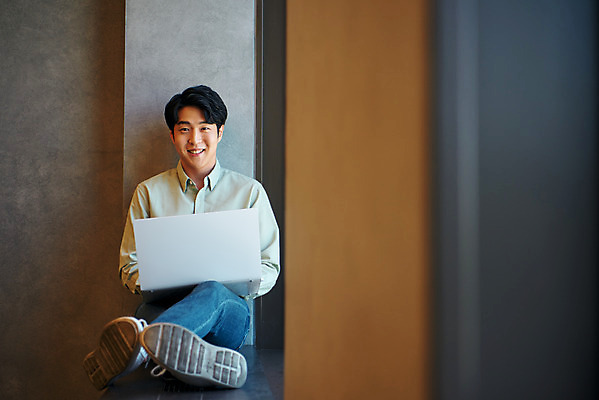 포토 JPG 전신 남자 회사 비즈니스 직장 실내 한명 미소 앉기 20대 성인 앞모습 노트북 사무실 한국인 업무 비즈니스맨 라운지 창업 성인남자한명만 국내포토 1 뷰포인트 모션 표정 사람 동양인 청년 내부 전자제품 작업 직장인 자영업 남자한명만 성인남자만 파일형식