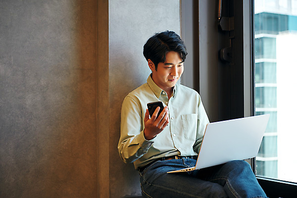 포토 JPG 남자 회사 비즈니스 직장 실내 한명 미소 들기 앉기 상반신 20대 성인 옆모습 노트북 스마트폰 사무실 한국인 업무 비즈니스맨 라운지 창업 성인남자한명만 국내포토 1 뷰포인트 모션 표정 사람 동양인 청년 내부 전자제품 핸드폰 스마트기기 작업 직장인 자영업 남자한명만 성인남자만 파일형식