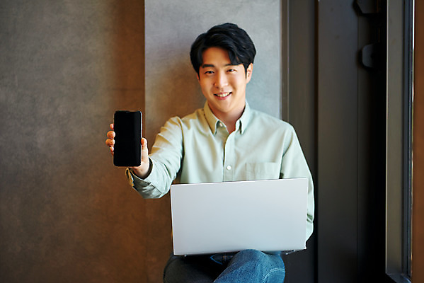 포토 JPG 남자 회사 비즈니스 직장 실내 한명 미소 들기 앉기 상반신 20대 성인 앞모습 노트북 스마트폰 사무실 한국인 업무 비즈니스맨 라운지 창업 보여주기 성인남자한명만 국내포토 1 뷰포인트 모션 표정 사람 동양인 청년 내부 전자제품 핸드폰 스마트기기 작업 직장인 자영업 남자한명만 성인남자만 파일형식