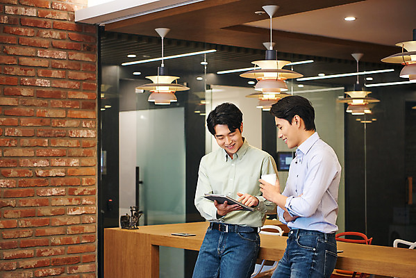 포토 JPG 남자 커피 회사 비즈니스 회의 협력 직장 실내 서기 미소 들기 상반신 20대 성인 두명 옆모습 노트북 태블릿 사무실 한국인 업무 비즈니스맨 라운지 창업 성인남자만 국내포토 음료 뷰포인트 모션 표정 사람 동양인 청년 내부 전자제품 스마트기기 작업 직장인 자영업 남자만 성인만 파일형식