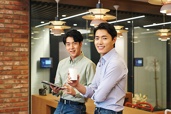 포토 JPG 남자 커피 회사 비즈니스 회의 협력 직장 실내 서기 미소 들기 상반신 20대 성인 두명 옆모습 노트북 태블릿 사무실 한국인 업무 비즈니스맨 라운지 창업 성인남자만 국내포토 음료 뷰포인트 모션 표정 사람 동양인 청년 내부 전자제품 스마트기기 작업 직장인 자영업 남자만 성인만 파일형식